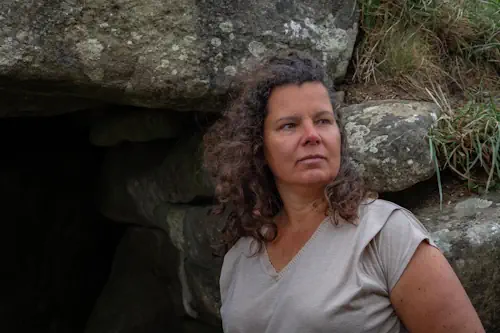 Mieke Loor Mieke Loor staat bij een krachtplek in Engeland