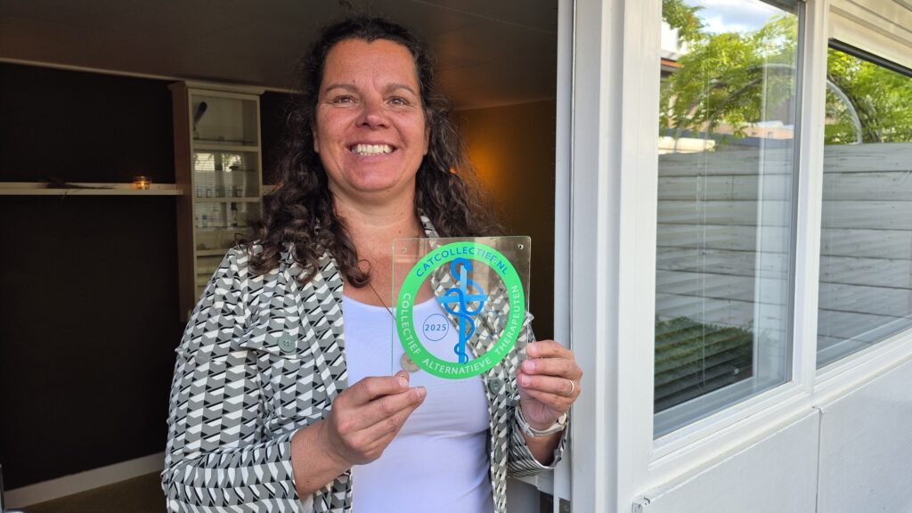 Mieke Loor, van praktijk Jouw Eigen Veerkracht staat trots met haar muurschildje van CAT collectief in haar hand