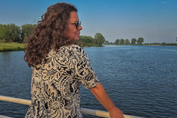 Mieke Loor op een veerpont Mieke Loor kijkt over het water uit op een veerpont