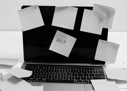 Laptop staat uit met plak notities help