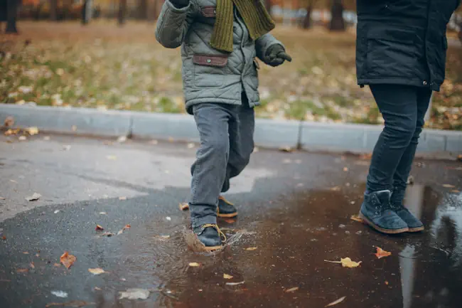 innerlijk-kind-plezier-naar-buiten-gaan-plassen-stampen Kinderen stampen in plassen en herinneren ons dat naar buiten gaan speels en vrij mag voelen