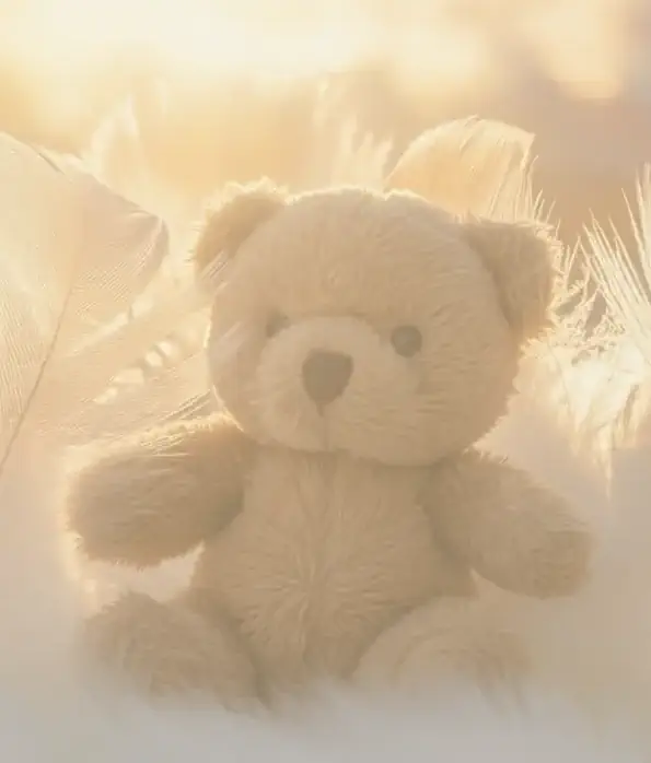 Zachte teddybeer tussen veren in warm licht, symbool voor innerlijk kindwerk en veiligheid