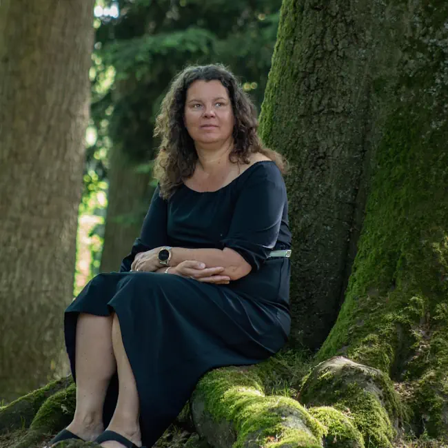 mieke-loor-jouw-eigen-veerkracht-blog Mieke Loor van Jouw Eigen Veerkracht, die blogs schrijft over rouw, vastlopen en veerkracht, zittend bij een boom