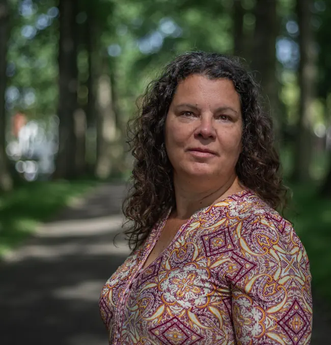 Mieke Loor van Jouw Eigen Veerkracht in Valkenswaard, therapeut voor mensen die vastlopen, op een bospad